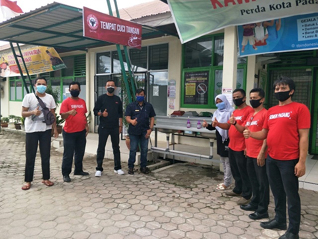 Tim dari Semen Padang menyerahkan fasilitas cuci tangan di Puskesmas Lubeg, Jumat, 17 April 2020